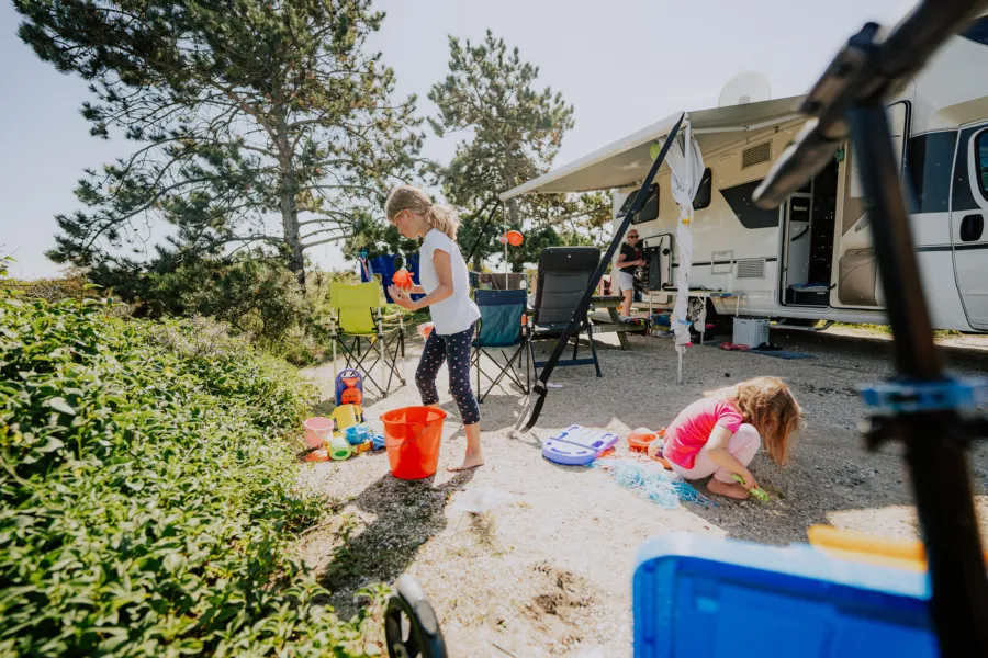 Kampeerplaats met camper en kinderen